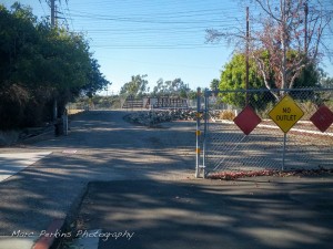 The end of Gisler can be misleading; it looks like there's just a fence with no entrance to the Santa Ana River Trail, but go through this gap and you'll get to the trail.