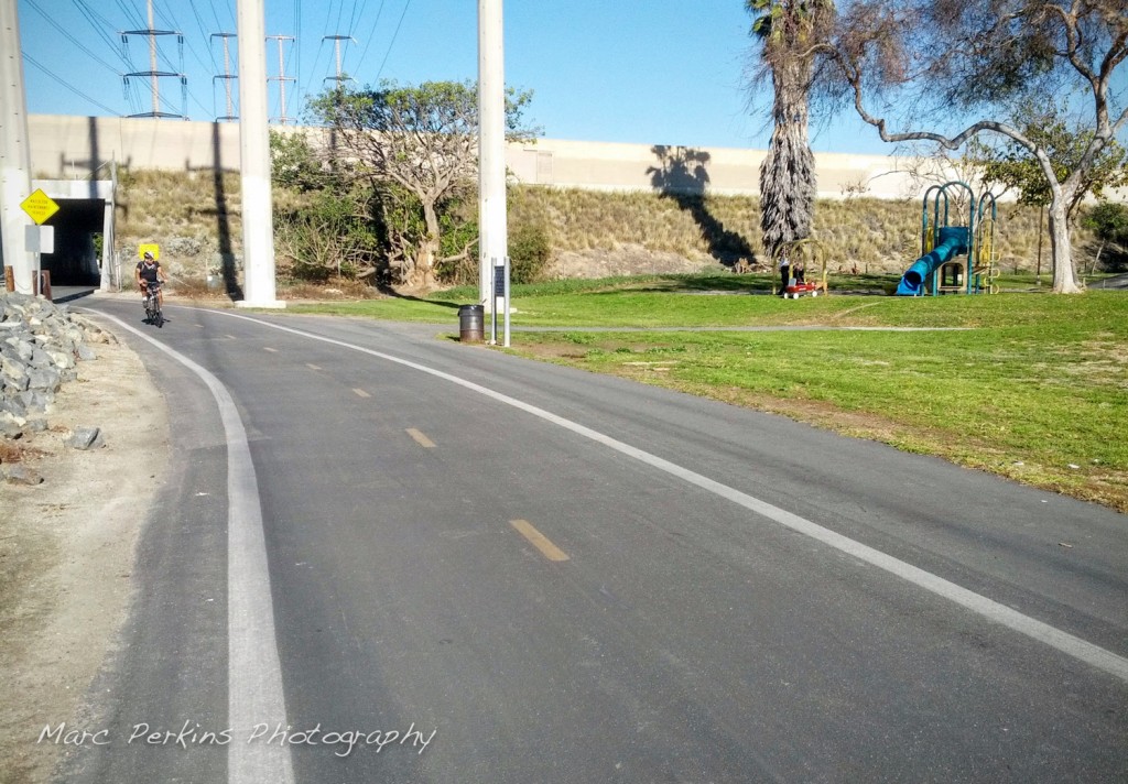 Moon Park in Costa Mesa literally borders the Santa Ana River Trail, making it a can't miss location to enter and exit the trail from. The 405 is behind the block wall in the background, and the tunnel that takes the Santa Ana River Trail underneath the 405 is also visible.